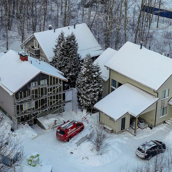 Taloa ei ole siunattu hulppeilla näkymillä. Esimerkiksi keittiön ikkunasta näkyy punaisen teollisuushallin seinä. Taloa ei ole siunattu hulppeilla näkymillä. Esimerkiksi keittiön ikkunasta näkyy punaisen teollisuushallin seinä.