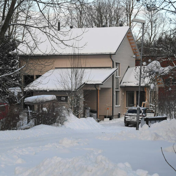 Talo näyttää tältä. Piha saa viimeisen silauksen vasta ensi kesänä lumen sulettua. Talo näyttää tältä. Piha saa viimeisen silauksen vasta ensi kesänä lumen sulettua.