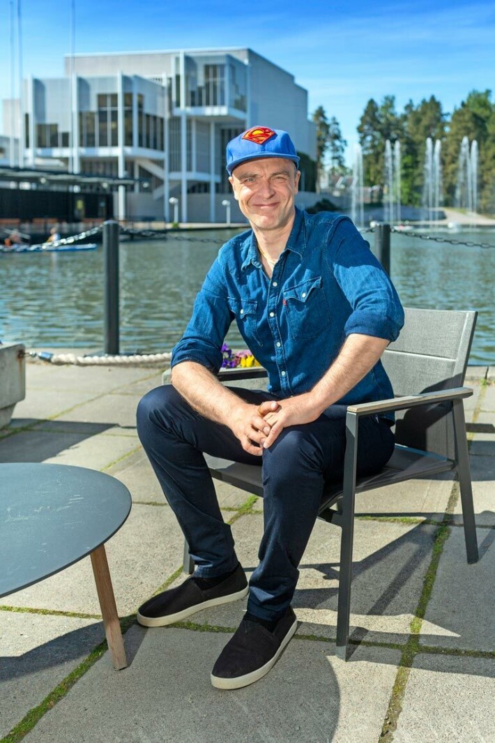 Kari Tapion poika Joona Jalkanen tutustui Matti Nykäseen kuuluisan isänsä kautta. – Faijalla oli sama keikkamyyjä kuin Masalla, jota tapasin satunnaisesti, musikaalin tuottava Joona kertoo. Kari Tapion poika Joona Jalkanen tutustui Matti Nykäseen kuuluisan isänsä kautta. – Faijalla oli sama keikkamyyjä kuin Masalla, jota tapasin satunnaisesti, musikaalin tuottava Joona kertoo.