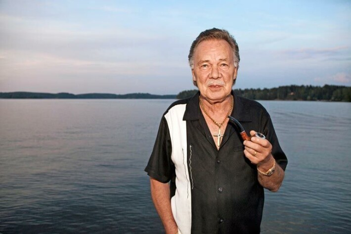 Suuri suomalainen iskelmälegenda Kari Tapio (1945–2010) kuului veteraanimäkihyppääjien kiltaan. – Faijan ennätys oli 44,5 metriä. Sen hän hyppäsi vieläpä lankut jalassa, Joona tietää. Suuri suomalainen iskelmälegenda Kari Tapio (1945–2010) kuului veteraanimäkihyppääjien kiltaan. – Faijan ennätys oli 44,5 metriä. Sen hän hyppäsi vieläpä lankut jalassa, Joona tietää.