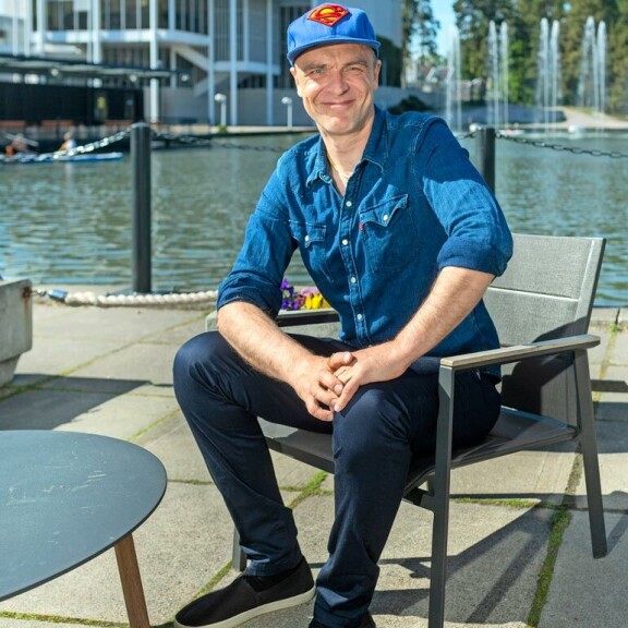 Kari Tapion poika Joona Jalkanen tutustui Matti Nykäseen kuuluisan isänsä kautta. – Faijalla oli sama keikkamyyjä kuin Masalla, jota tapasin satunnaisesti, musikaalin tuottava Joona kertoo. Kari Tapion poika Joona Jalkanen tutustui Matti Nykäseen kuuluisan isänsä kautta. – Faijalla oli sama keikkamyyjä kuin Masalla, jota tapasin satunnaisesti, musikaalin tuottava Joona kertoo.