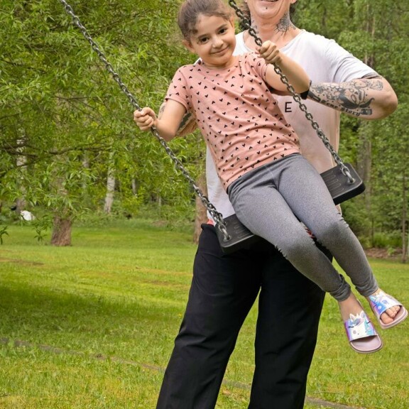Belinda ulkoilee ja elää ilman häpeän ja itseinhon tunteita. – Liikkuminen on minulle tärkeää ja pitää masennuksenkin poissa, Belinda iloitsee. Puistossa mukana on nuorempi lapsi Melissa, 7. Belinda ulkoilee ja elää ilman häpeän ja itseinhon tunteita. – Liikkuminen on minulle tärkeää ja pitää masennuksenkin poissa, Belinda iloitsee. Puistossa mukana on nuorempi lapsi Melissa, 7.