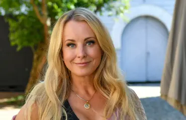 Suomessa kesän lomaileva Noora Karma paljastaa: Iso bisnesidea odottaa Espanjassa!