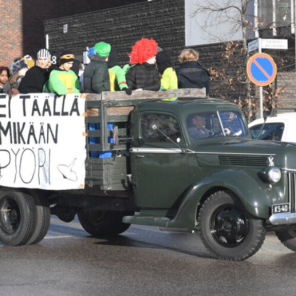 Paparazzi iski: Tässä ovat vauhdikkaimmat penkkariajelijat - 'Matti Nykänen' menossa mukana - kuva! Penkkarit 2019