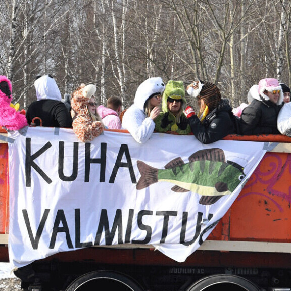 Paparazzi iski: Tässä ovat vauhdikkaimmat penkkariajelijat - 'Matti Nykänen' menossa mukana - kuva! Penkkarit 2019