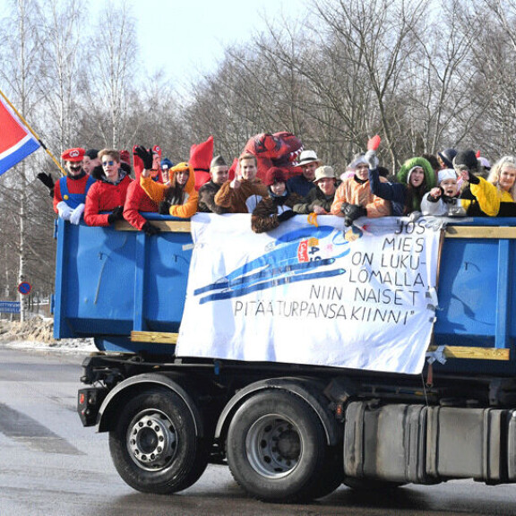 Paparazzi iski: Tässä ovat vauhdikkaimmat penkkariajelijat - 'Matti Nykänen' menossa mukana - kuva! Penkkarit 2019