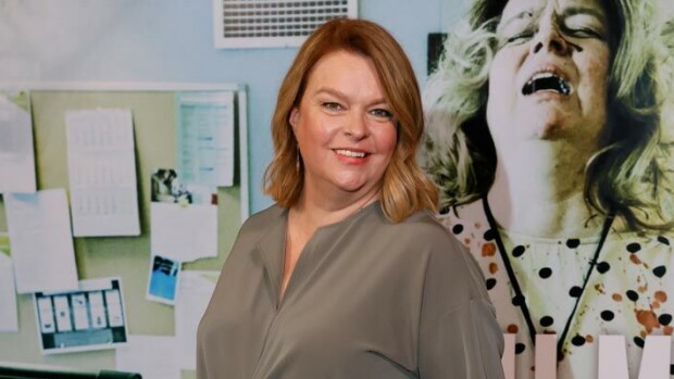 Missiura tyssäsi! Viisikymppisiään juhlinut Elina Knihtilä: Näytteleminen oli kostofantasia Elina Knihtilä