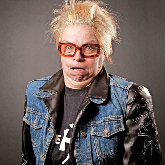 Näyttelijä oli mukana ensimmäisellä Putous-kaudella vuonna 2010. Näyttelijä oli mukana ensimmäisellä Putous-kaudella vuonna 2010.