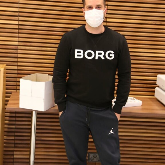 Merkkiverkkareihin sonnustaunut Niko Ranta-aho saapui käräjäsaliin hyvinvoivan näköisenä. Merkkiverkkareihin sonnustaunut Niko Ranta-aho saapui käräjäsaliin hyvinvoivan näköisenä.