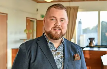 Skuuttionnettomuus! Burgerimies Akseli Herlevi tuprutteli käsi paketissa – paparazzikuva