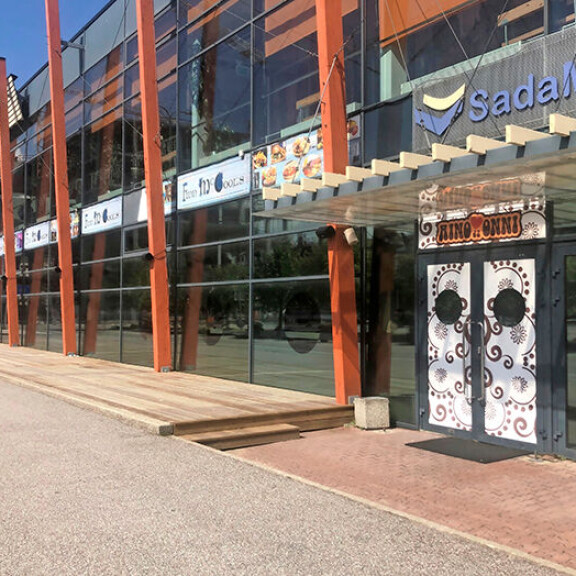 Tallinnan Sadamarketin alue oli autio viime viikolla. Sedulta jäi jopa terassin rakennustyöt tekemättä. ravintola