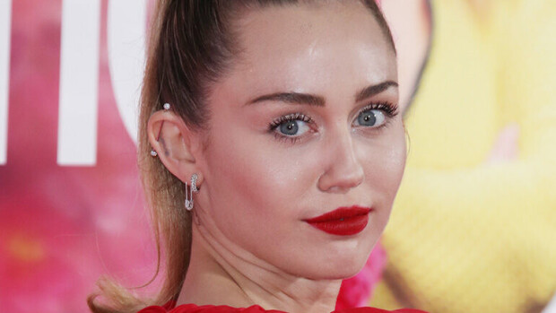 No huh: Miley Cyruksen luksustoppi paljastaa rinnat kokonaan - ei mitään alla! Miley Cyrus puki YSL:n topin, joka paljastaa rinnat kokonaisuudessaan!