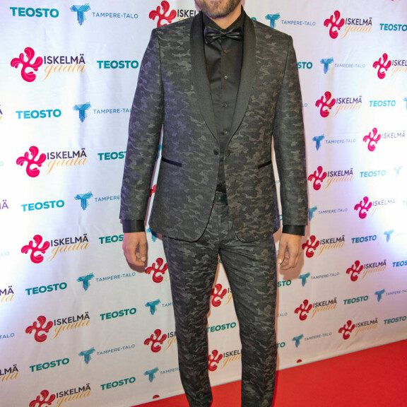 Vau! Laulaja Antti Ketonen käänsi katseita 1000 euron ökykengissä – kuva! Antti Ketonen