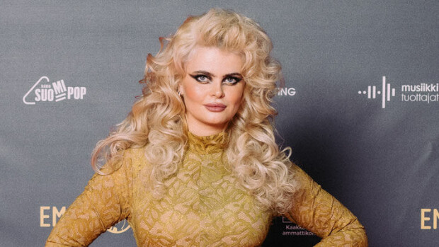 Erika Vikman lumoavan kauniina – verrattiin laulajalegendaan: ”Meidän Madonna!” Erika Vikman