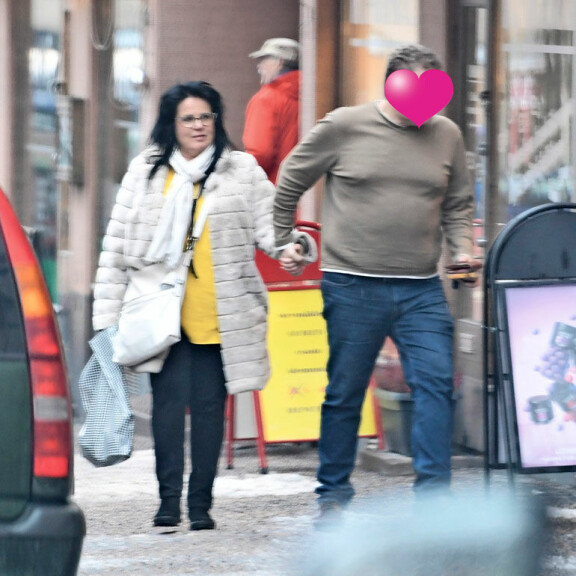 Liikemiesrakas ei saanut näppejään irti Kaijasta. Mies talutti iskelmätähteä shoppailureissulla. Liikemiesrakas ei saanut näppejään irti Kaijasta. Mies talutti iskelmätähteä shoppailureissulla.