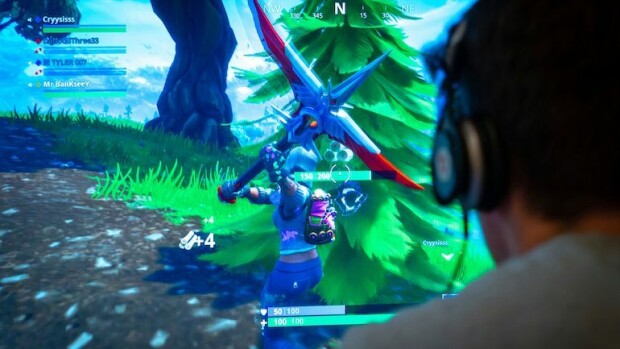 Fortniten koukuttamat pojat eivät leluista piittaa - näin se näkyy kauppojen hyllyillä! Fortnite on koukuttanut pojat.