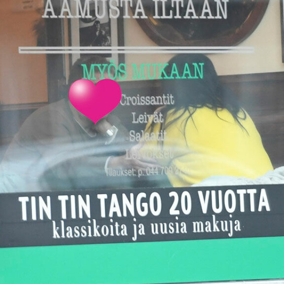 Kaijan kulta piti tätä hellästi kädestä kahvilassa. Kaijan kulta piti tätä hellästi kädestä kahvilassa.