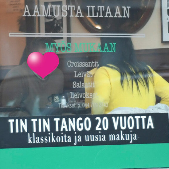 Mies antoi Kaijalle keltaisia lautasliinoja, jotka tämä asetteli rinnuksilleen! Mies antoi Kaijalle keltaisia lautasliinoja, jotka tämä asetteli rinnuksilleen!