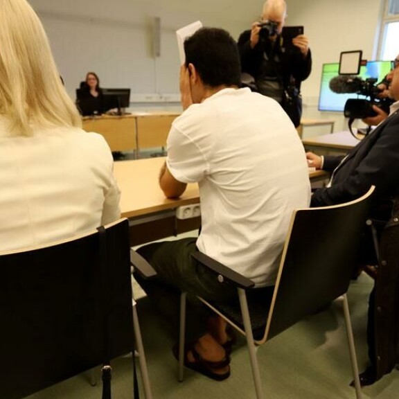 Alaikäisen raiskauksesta Oulussa syytetty 22-vuotias mies piilotteli kameroilta ja vilautti hymyn käräjäsalissa - oikeus perehtyy 14-vuotiaan uhrin kertomukseen 22-syytetty peitti kasvonsa Oulun käräjäoikeudessa 26.2.2019. Seiskan toimittaja näki syytetyn hymyilevän sananvaihdossa asianajajansa kanssa.