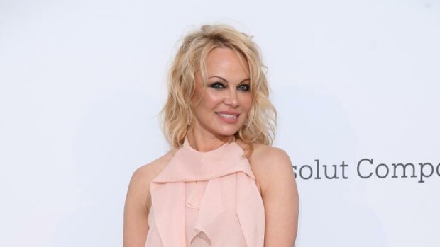 Pamela Andersonin myyntiin laittamasta lukaalista löytyy aito suomalainen sauna! Povipommi teetti luksuslauteet – kuvat! Pamela Anderson