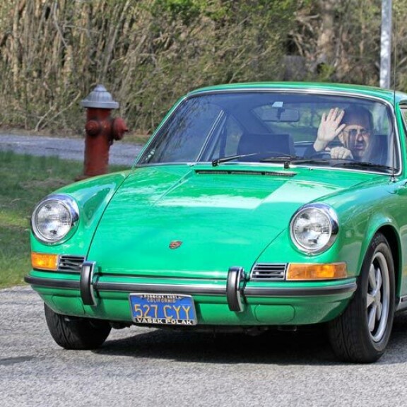Jerry ajeli koronakesänä vanhalla klassikko-Porschella Long Islandin rannikolla. Jerry ajeli koronakesänä vanhalla klassikko-Porschella Long Islandin rannikolla.