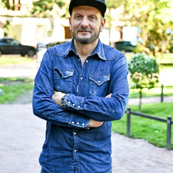– En ole asettanut tavoitteita, vaan haen liikunnasta hyvää oloa, Hans kertoo. Huippukokki treenaa yhä vähintään neljästi viikossa. – Tämä työ vaatii hyvää kuntoa.