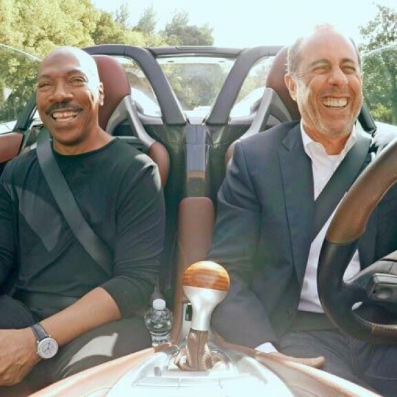 Näyttelijä Eddie Murphy pääsi vuonna 2019 Jerryn Porsche Carrera GT:n kyytiin ohjelmassa Comedians in Cars Getting Coffee. Näyttelijä Eddie Murphy pääsi vuonna 2019 Jerryn Porsche Carrera GT:n kyytiin ohjelmassa Comedians in Cars Getting Coffee.