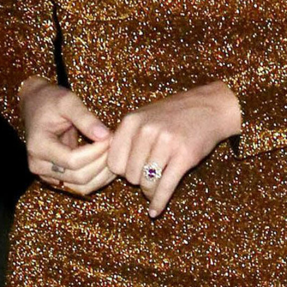 Katy Perryn kihlasormus on varsin muhkea. Katy Perryn kihlasormus