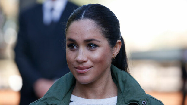 Herttuatar rikkoi jälleen etikettiä! Paljastuiko prinssi Harryn ja Meghanin vauvan sukupuoli etukäteen – paljonkertova kuva! Meghan rikkoi kutsuillaan hovin etikettisääntöjä.