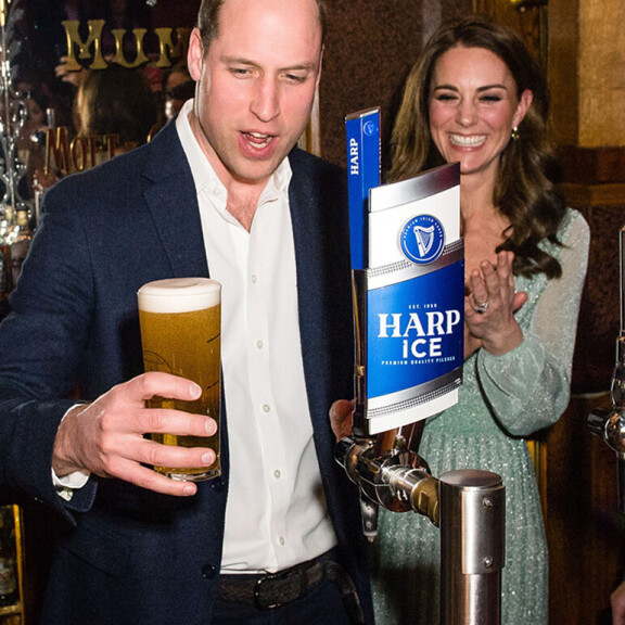 Sopii kuin tuoppi herttuattaren käteen! William ja Catherine kuvauttivat itsensä kaljabaarissa! Prinssi William ja tuoppi bisseä!