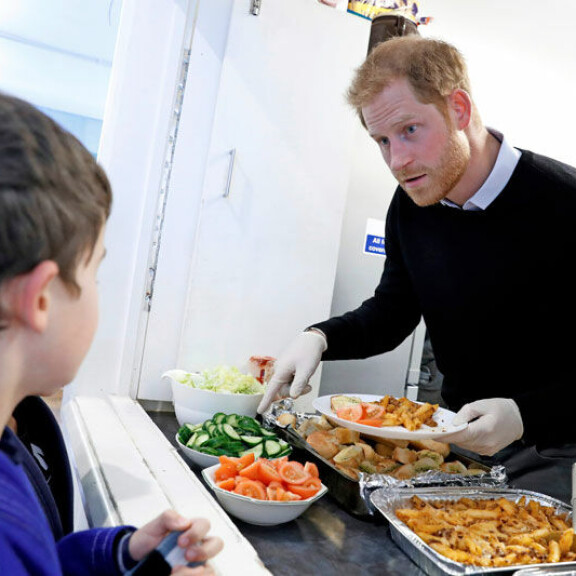 Herttuatar Meghan törsäsi New Yorkissa: Harry jakoi ruokaa lapsille – kuva! Harry jakoi ruokaa.
