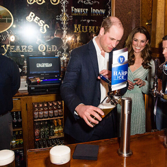 Sopii kuin tuoppi herttuattaren käteen! William ja Catherine kuvauttivat itsensä kaljabaarissa! Prinssi William baaritiskin takana Belfastissa - näin täyttyy pint!