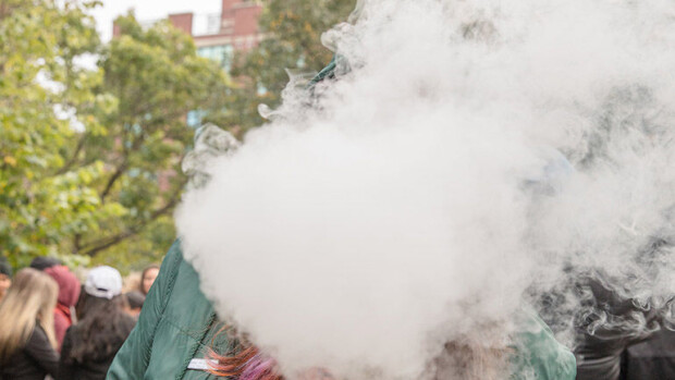 Kannabiksen aiheuttamat 'mässyt' ovat tosiasia - kauppojen herkkumyynti kasvaa selvästi! Kunnon hatsit! Arkistokuvassa joku polttaa kannabista saaden aikaan sankan savupilven.