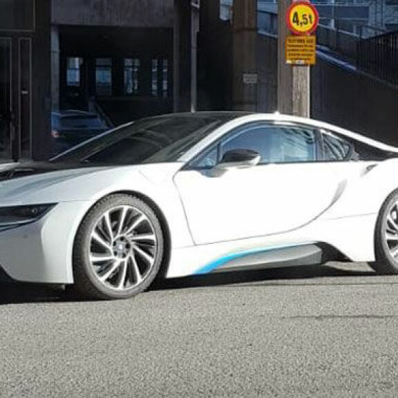 Poppari Robinin ökyauto ja näyttävä daami käänsivät katseita Turussa – kuvat! Robinin auto Turussa.