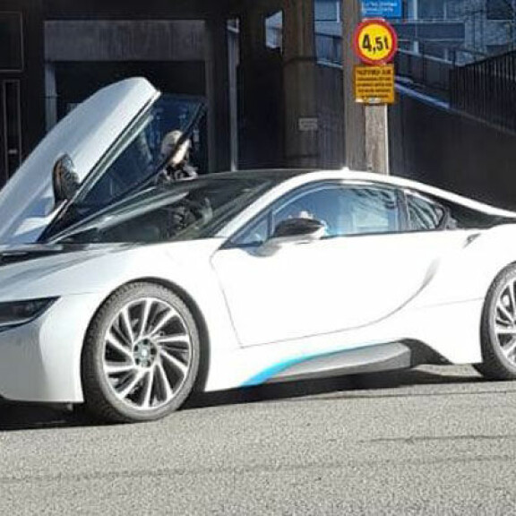 Poppari Robinin ökyauto ja näyttävä daami käänsivät katseita Turussa – kuvat! Robin autoili blondin kanssa.