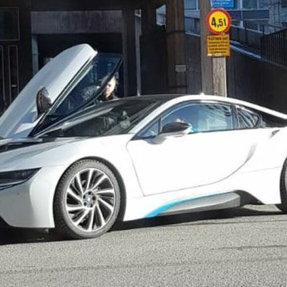 Poppari Robinin ökyauto ja näyttävä daami käänsivät katseita Turussa – kuvat! Robin jätti blondin kyydistä.