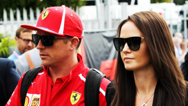 Jäämies suli silmissä! Kimi Räikkösen huulille nousi hymy Minttu-vaimon vieressä – katso rakastavat yhteiskuvat kimi ja minttu räikkönen