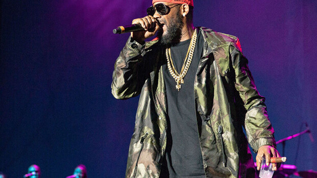 Vankeus uhkaa! Seksuaalirikoskohun keskellä oleva R Kelly vakuuttaa tv-haastattelussa syyttömyyttään - puhkesi kyyneliin Vankila uhkaa R Kellya