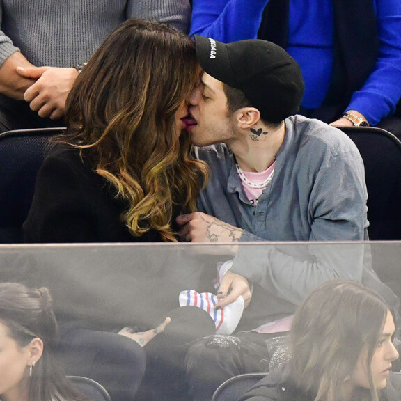 Kunnon kielareita jääkiekko-ottelussa: Ariana Granden dumppaama koomikko iski 20 vuotta vanhemman Hollywood-kaunottaren – kuva! Kate Beckinsale ja Pete Davidson