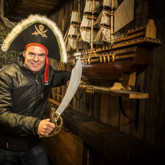 Raipe Helminen on osaomistajana jo moneen kaupunkiin levinneessä Hook-ravintolaketjussa. Sen suosituin myyntiartikkeli on tuliset kanansiivet. Kuvassa Raipe poseeraa Hook-merirosvona 2014. Raimo Helminen Hook
