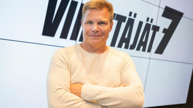 Näyttävä varikkopysähdys! Mika Salo tankkasi grillillä kahden kaunottaren kanssa – kuva! MIka Salo pistäytyi grillillä.