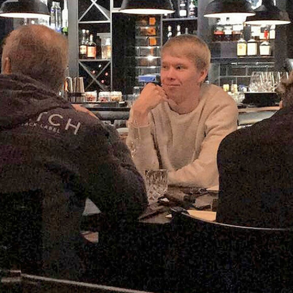 Rallilupaus Kalle Rovanperän seurue aiheutti hajumigreenin ravintolassa – kuva! Kalle Rovanperä ravintolassa.