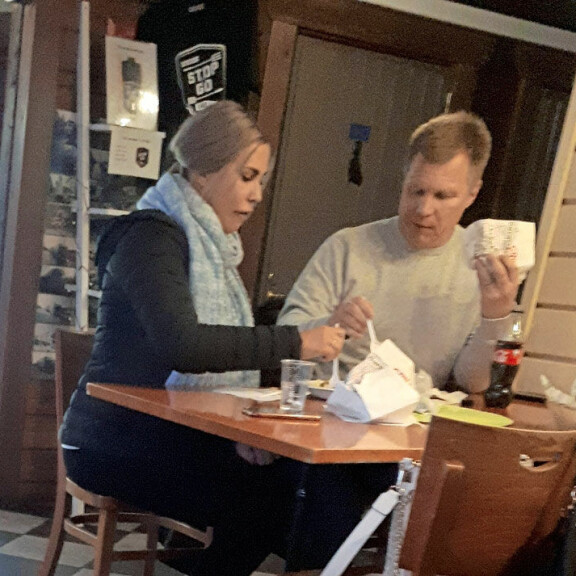 Näyttävä varikkopysähdys! Mika Salo tankkasi grillillä kahden kaunottaren kanssa – kuva! Mika Salo Henna-rakkaansa kanssa grillillä.