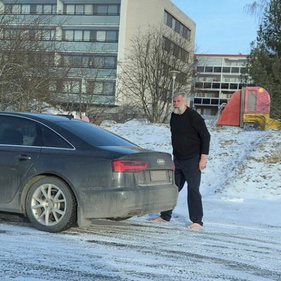 Missä kengät, Mietaa?! Juha Mieto käveli pakkasessa paljain jaloin huoltoasemalla – hätkähdyttävä kuva! Juha Mieto pakkasessa ilman kenkiä.