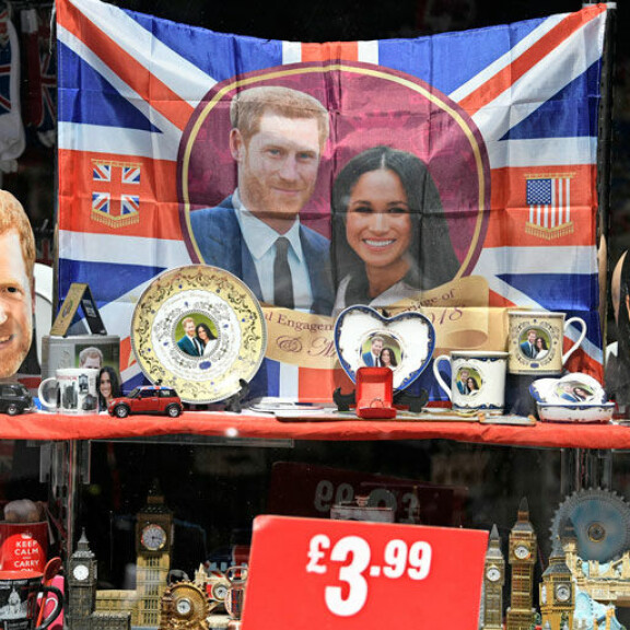 Britanniaan matkustat voivat kahmia matkamuistomyymälöistä tuotteita, joita koristaa kuninkaallisten kasvot. Britanniaan matkustat voivat kahmia matkamuistomyymälöistä tuotteita, joita koristaa kuninkaallisten kasvot.