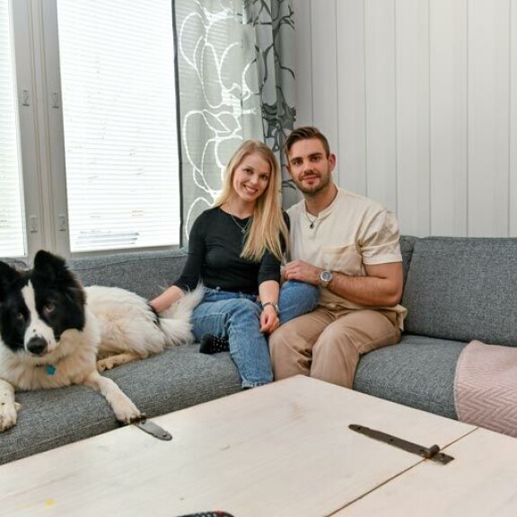 Suomen Mister Globe -edustajalla on vuosien kokemus muotialan töistä. Viime kesänä hän juonsi Miss EW -finaalin tyttöystävänsä Essi Tähkän kanssa. Miki-koira kuuluu parin kotiväkeen. Suomen Mister Globe -edustajalla on vuosien kokemus muotialan töistä. Viime kesänä hän juonsi Miss EW -finaalin tyttöystävänsä Essi Tähkän kanssa. Miki-koira kuuluu parin kotiväkeen.