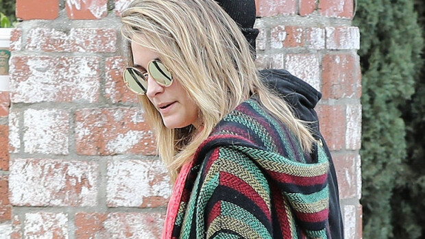 Paris Jackson kävi kirkossa Kylie Jennerin kanssa - asu kuin hippimarkkinoilta hankittu! Paris Jackson.