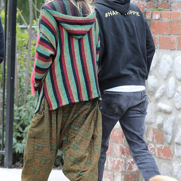 Paris Jackson kävi kirkossa Kylie Jennerin kanssa - asu kuin hippimarkkinoilta hankittu! Paris Jackson hippivaatteissa