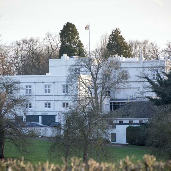 Prinssi Andrew asuu Royal Lodgessa ex-vaimonsa, herttuatar Sarahin kanssa. Asumiskustannukset hoitaa kuningatar Elisabet omista varoistaan. Prinssi Andrew asuu Royal Lodgessa ex-vaimonsa, herttuatar Sarahin kanssa. Asumiskustannukset hoitaa kuningatar Elisabet omista varoistaan.