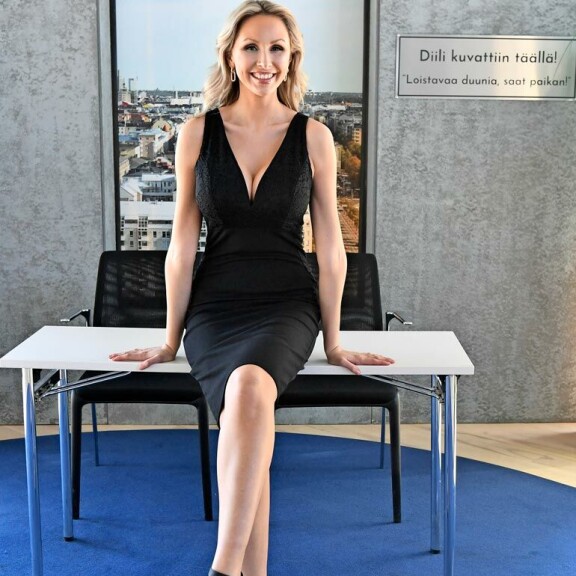 Näyttävä Sointu on tehnyt vuosia pr- ja mallihommia. Hän on myös oman yrityksensä toimitusjohtaja. Näyttävä Sointu on tehnyt vuosia pr- ja mallihommia. Hän on myös oman yrityksensä toimitusjohtaja.